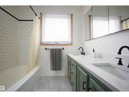 12137 50 ST NW