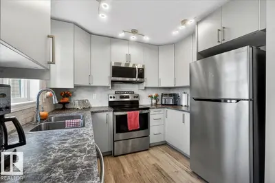 Photo 4 of 21339 91 AV NW