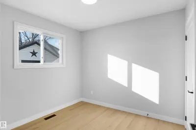 Photo 3 of 3312 44A ST NW