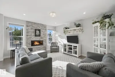 Photo 3 of 129 RIDEAU CR