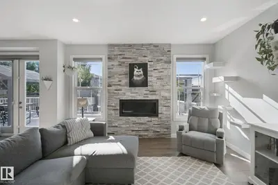 Photo 4 of 129 RIDEAU CR