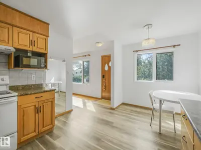 Photo 3 of 16428 88 AV NW