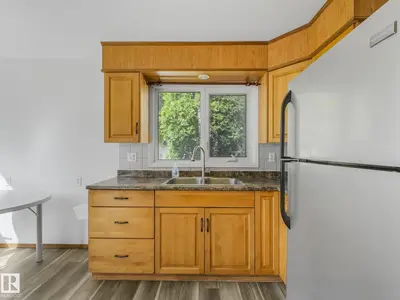 Photo 4 of 16428 88 AV NW
