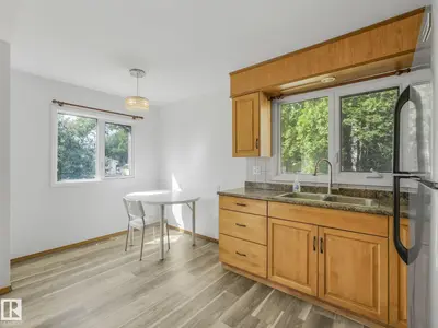 Photo 2 of 16428 88 AV NW