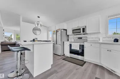 Photo 4 of 916 JORDAN CR NW
