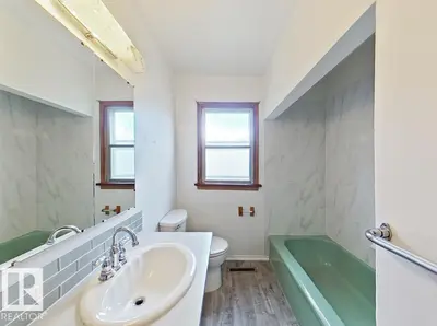 Photo 2 of 10509 77 ST NW