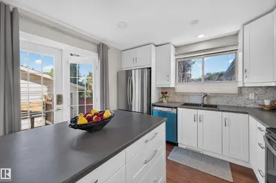 Photo 4 of 7704 13 AV NW