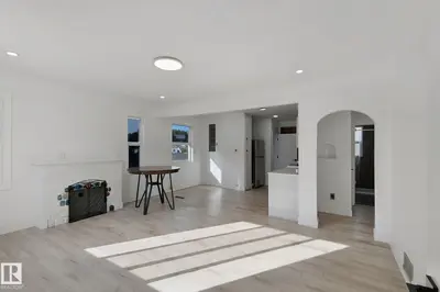 Photo 3 of 11914 124 ST NW