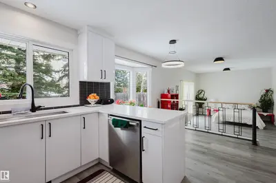 Photo 4 of 10423 35 AV NW