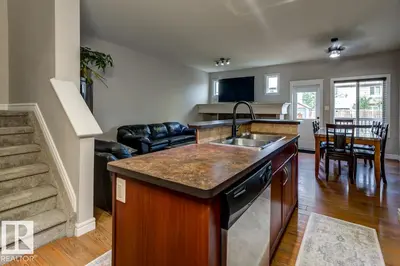 Photo 3 of 11612 17 AV SW