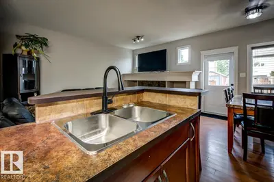 Photo 4 of 11612 17 AV SW