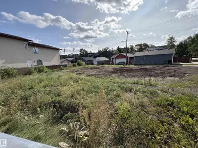 Photo 4 of 14431 STONY PLAIN RD RD NW