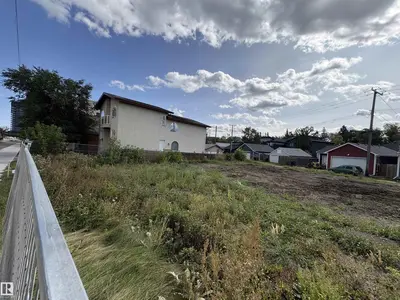 Photo 2 of 14431 STONY PLAIN RD RD NW