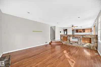 Photo 3 of 17727 93 ST NW