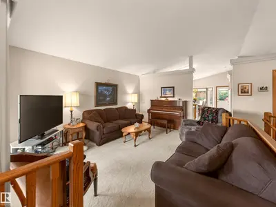 Photo 3 of 46 HAWTHORNE CR