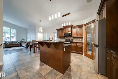 Photo 2 of 2410 WARRY PL SW