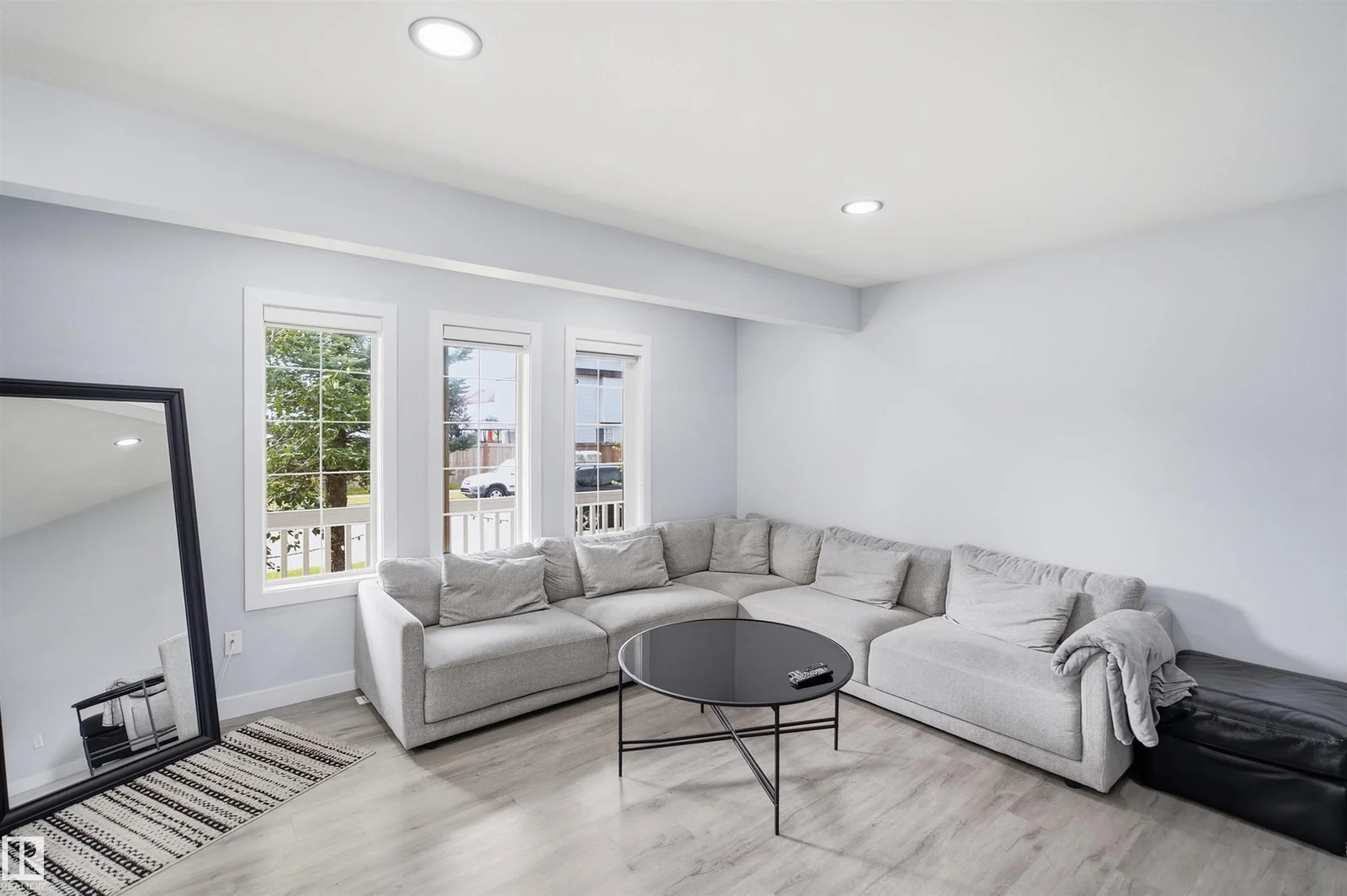 2122 37 AV NW, Edmonton