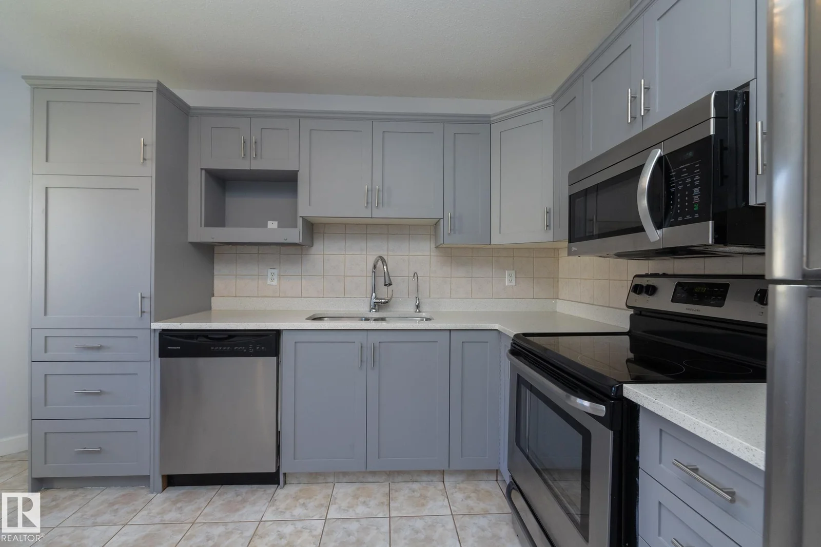 #37 3811 85 ST NW, Edmonton