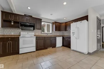 Photo 2 of 11817 37 ST NW