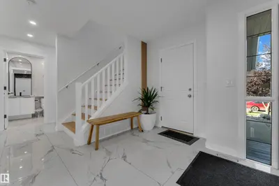 Photo 4 of 3135 24 AV NW