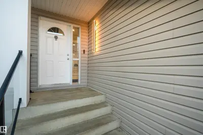 Photo 2 of 3135 24 AV NW
