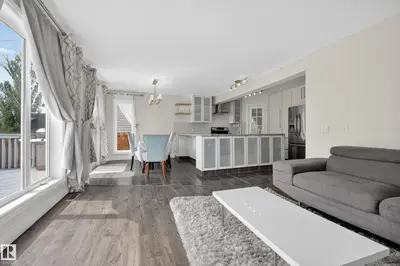 Photo 4 of 11827 8 AV NW
