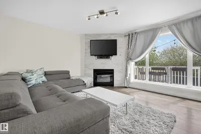 Photo 2 of 11827 8 AV NW
