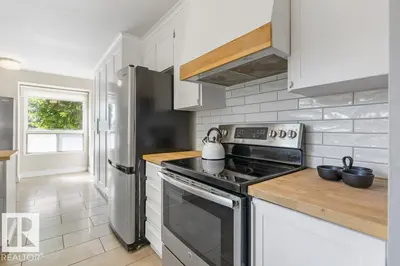 Photo 2 of 16715 98 ST NW