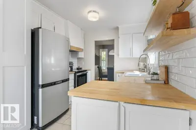 Photo 4 of 16715 98 ST NW