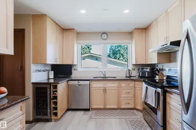 Photo 4 of 10924 35A AV NW
