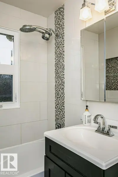 Photo 3 of 12255 DOVERCOURT CR NW