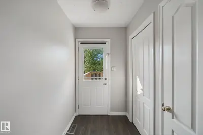 Photo 4 of 610 87 ST SW