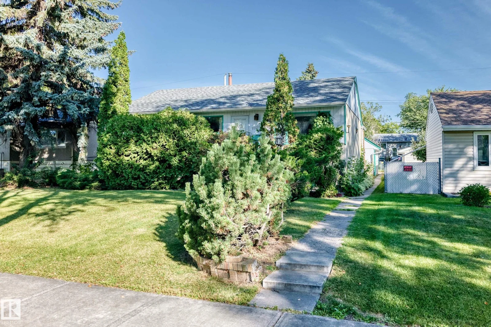 10528 128 AV NW, Edmonton