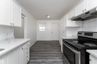 Photo 2 of 11363 22 AV NW