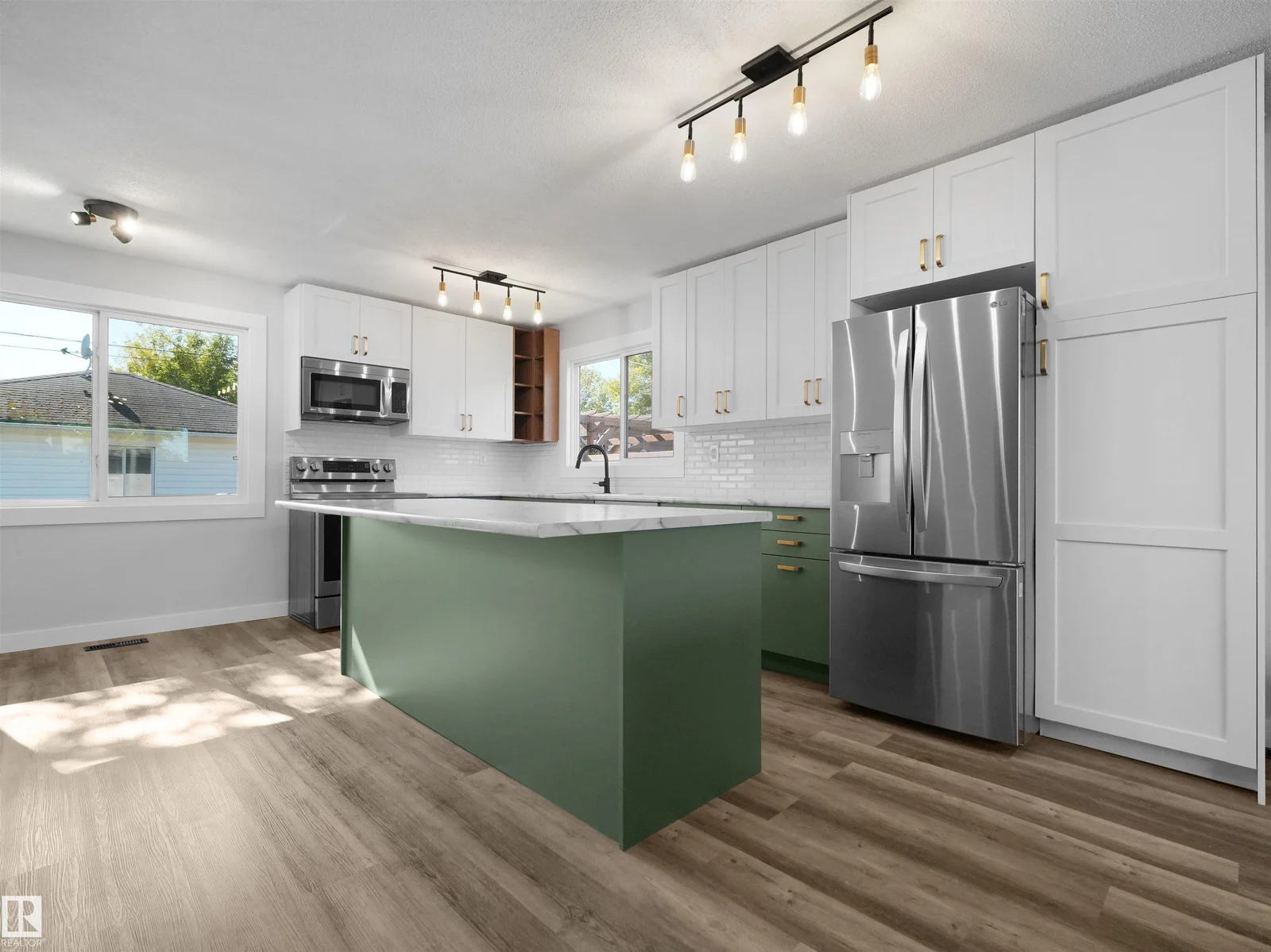 16 THOMPSON CR, Devon