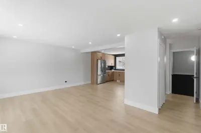 Photo 2 of 15015 95 ST NW