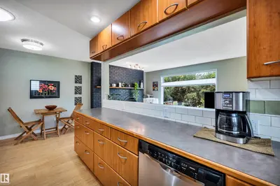 Photo 4 of 10282 87 ST NW