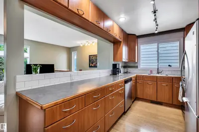 Photo 3 of 10282 87 ST NW