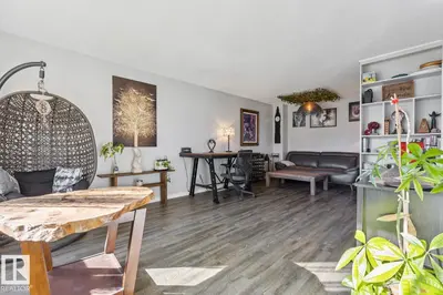 Photo 3 of 11452 39 AV NW