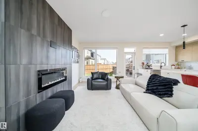 Photo 2 of 15844 25 AV SW
