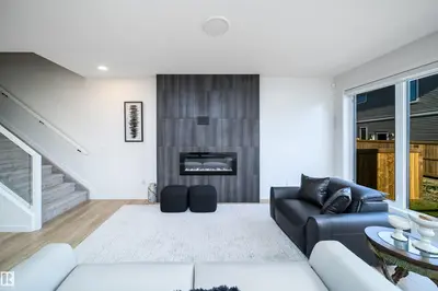 Photo 3 of 15844 25 AV SW