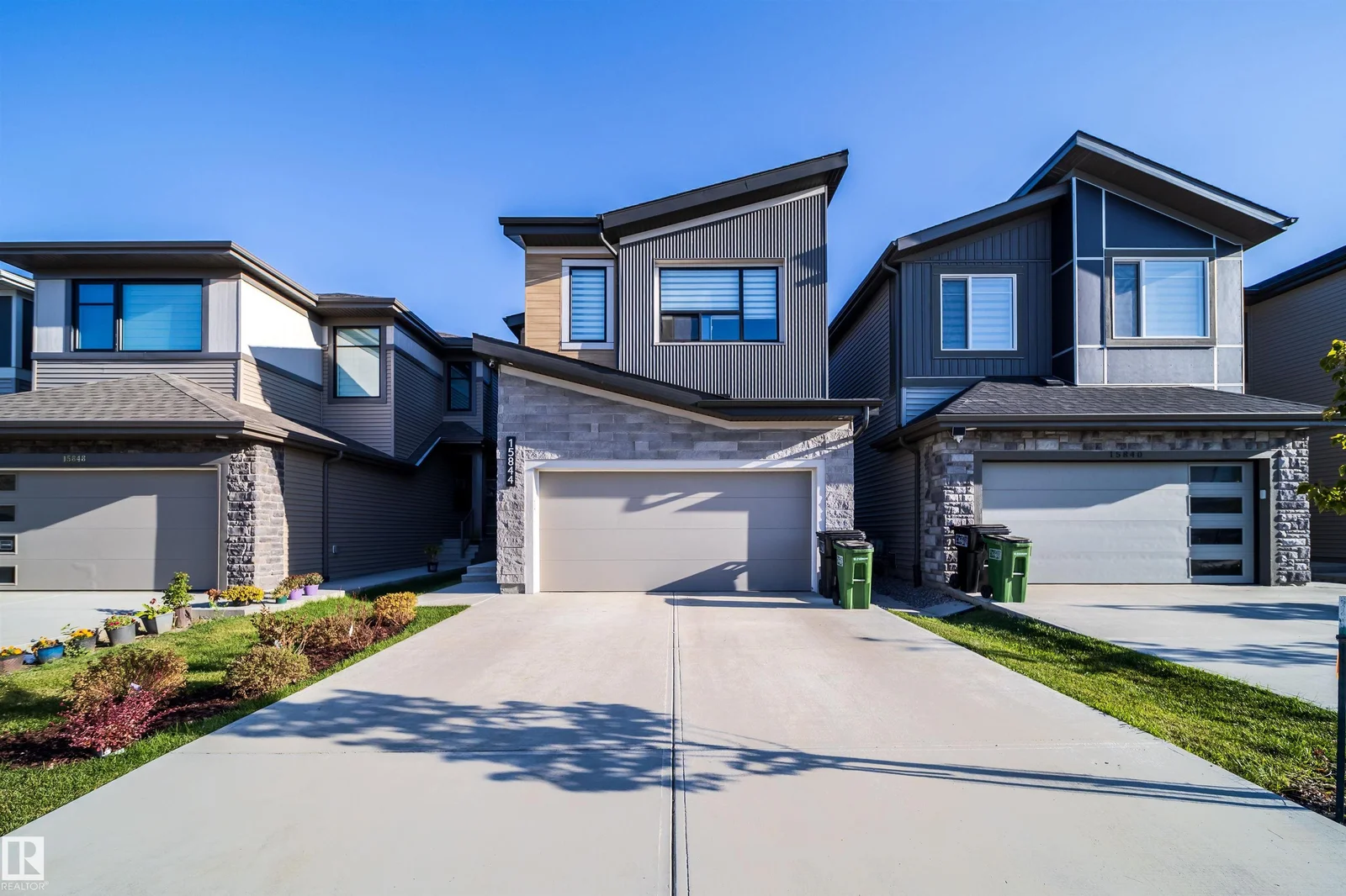 15844 25 AV SW, Edmonton