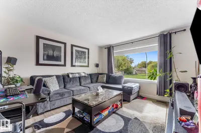 Photo 4 of 16012 98 AV NW