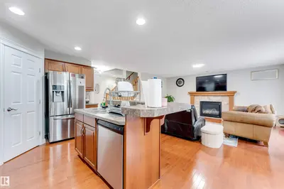Photo 2 of 3012 25 AVE AV NW