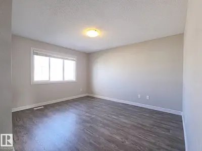 Photo 3 of 11525 18A AV SW