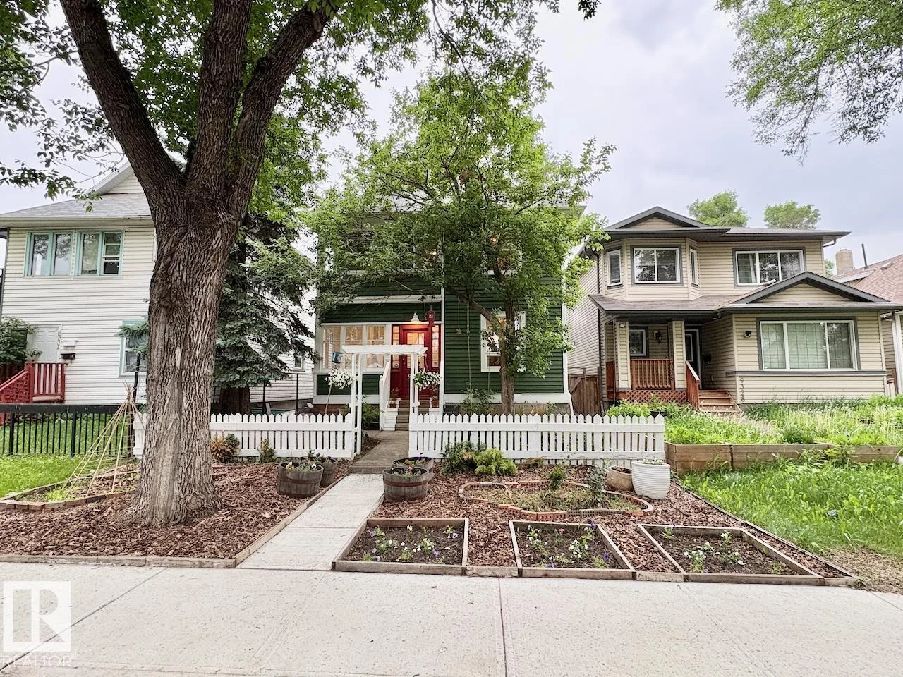 9330 107 AV NW, Edmonton