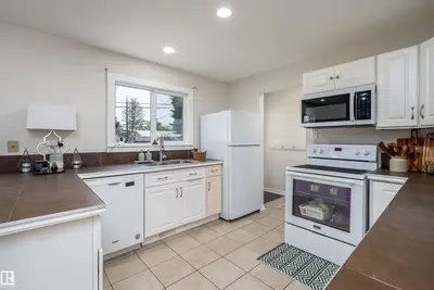 Photo 4 of 11236 40 AV NW
