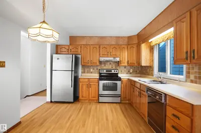 Photo 4 of 12311 25 AV NW