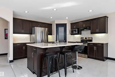 Photo 4 of 11515 16 AV SW