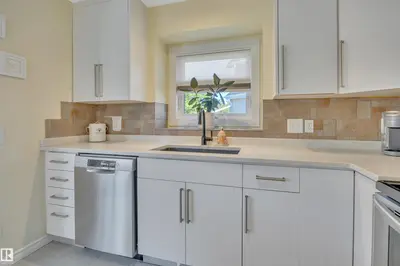 Photo 4 of 5735 152A AV NW